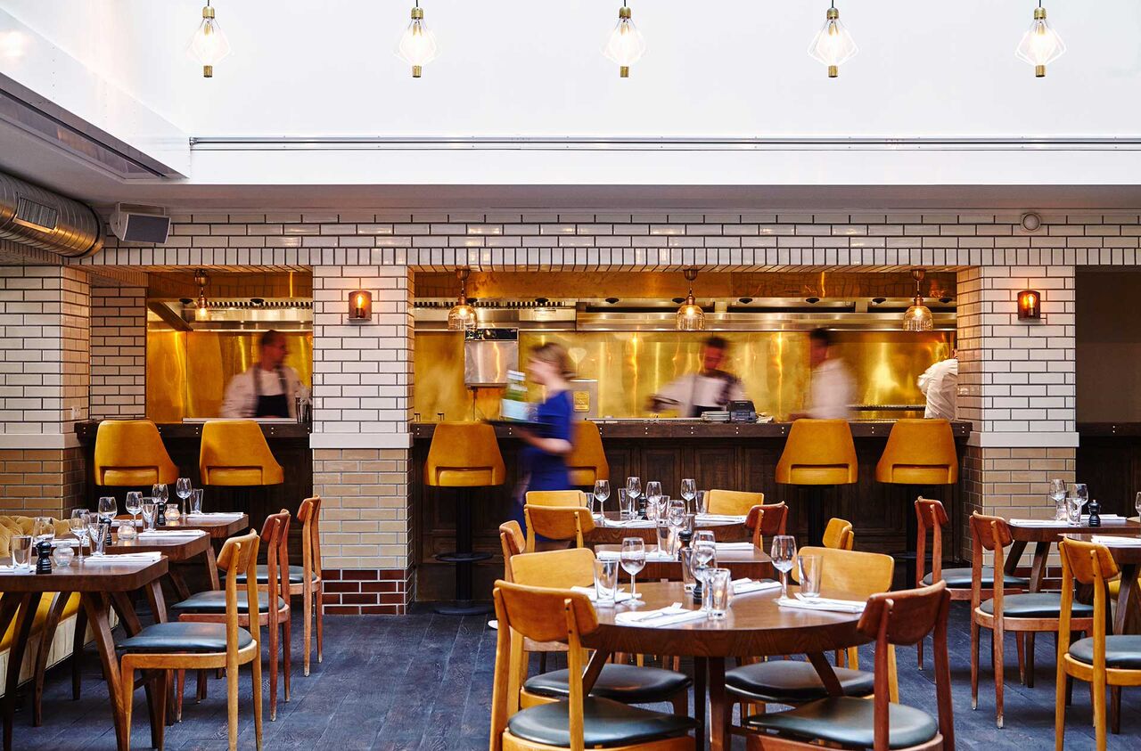 Lotti’s is a café, bar and grill on Amsterdam’s Herengracht canal, open from early morning until late at night.